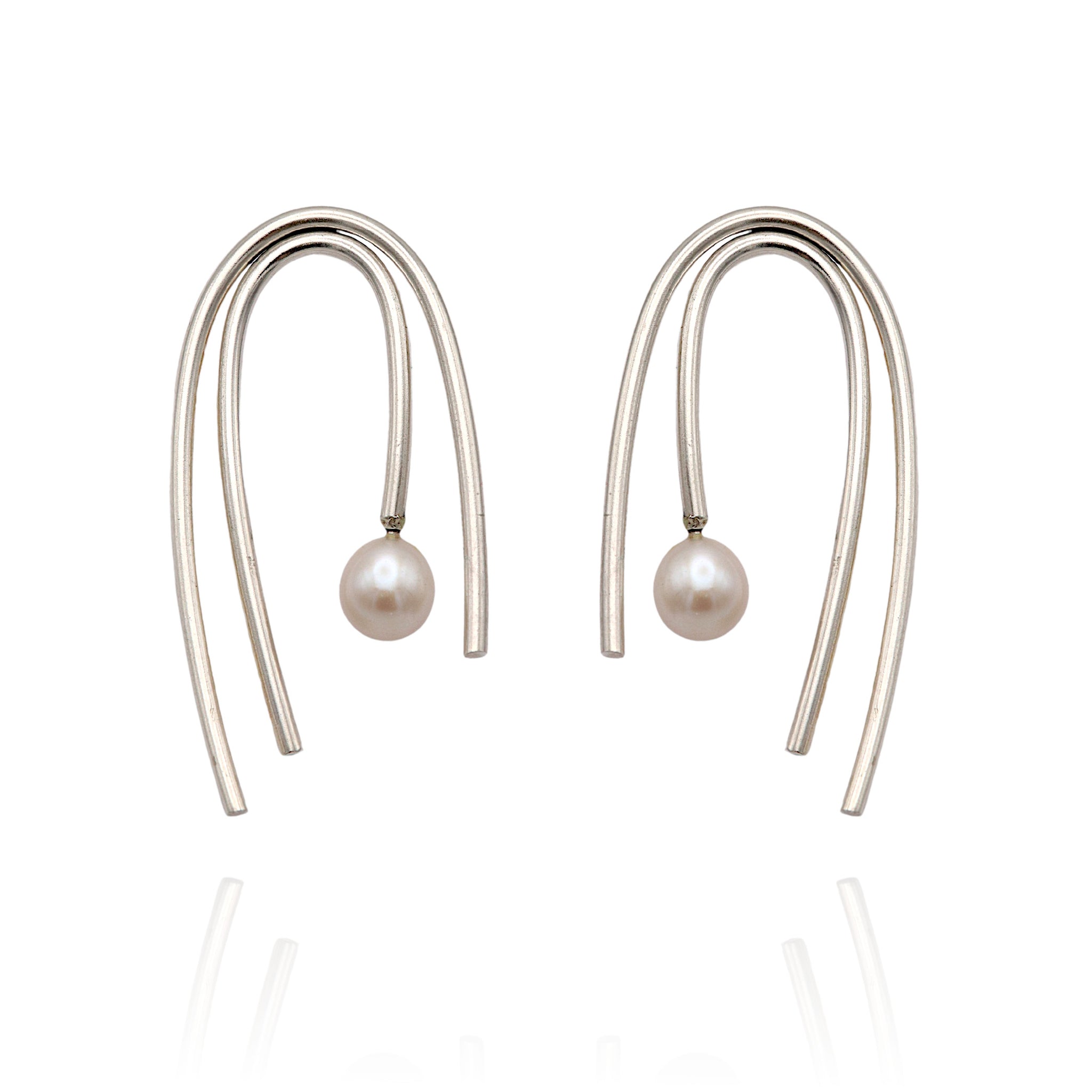 DUALITY Athena Arched Pearl Earrings by Anne Morgan