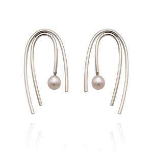 DUALITY Athena Arched Pearl Earrings by Anne Morgan