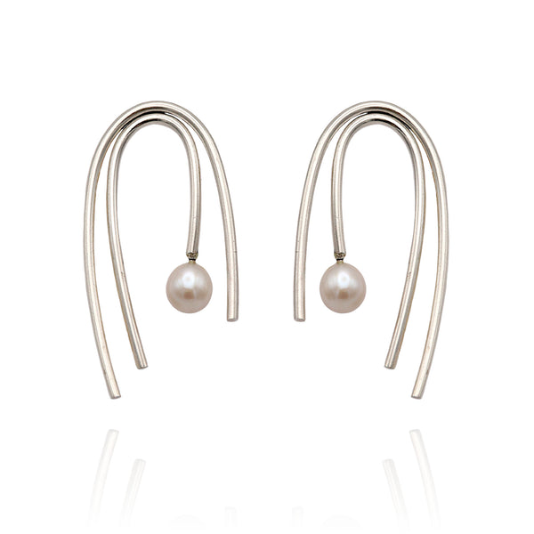 DUALITY Athena Arched Pearl Earrings by Anne Morgan