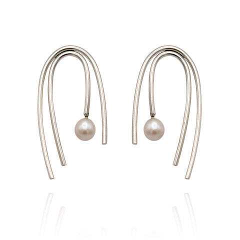 DUALITY Athena Arched Pearl Earrings by Anne Morgan