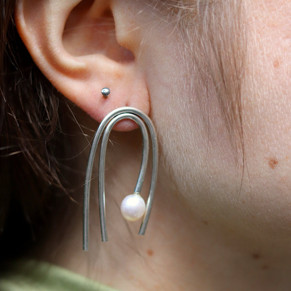 DUALITY Athena Arched Pearl Earrings by Anne Morgan