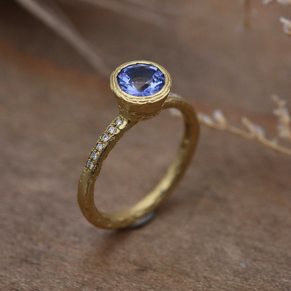 Cornflower Blue Sapphire And Diamond Etched Ring