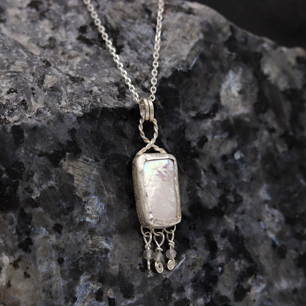 Mermaid's Purse Pearl Pendant With Labradorite