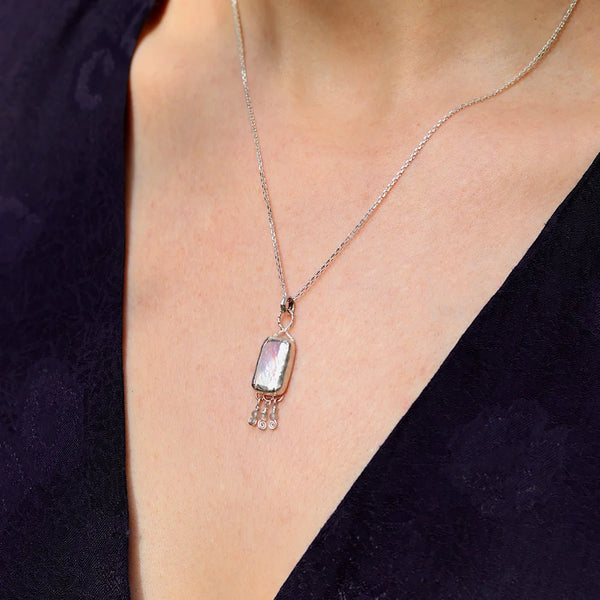 Mermaid's Purse Pearl Pendant With Labradorite